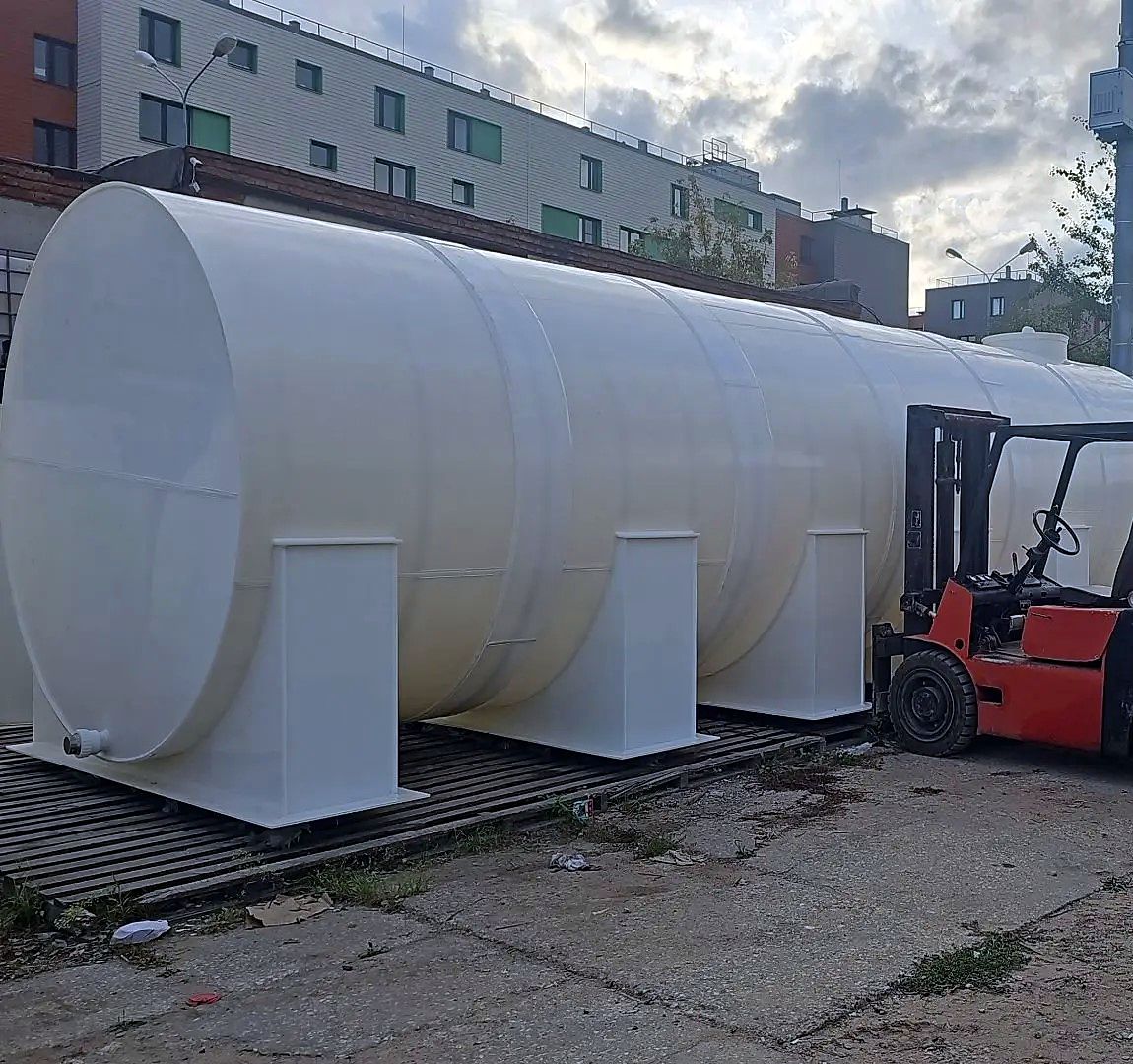 Ёмкость большого объёма: рядом погрузчик — для понимания масштаба