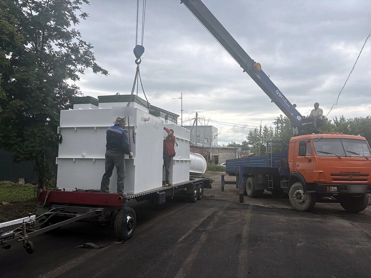 Разгрузка модулей очистных краном на объекте