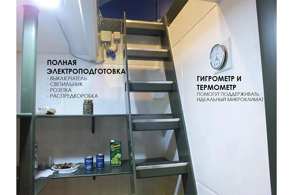 Термометр и гигрометр на стене внутри пластикового погреба