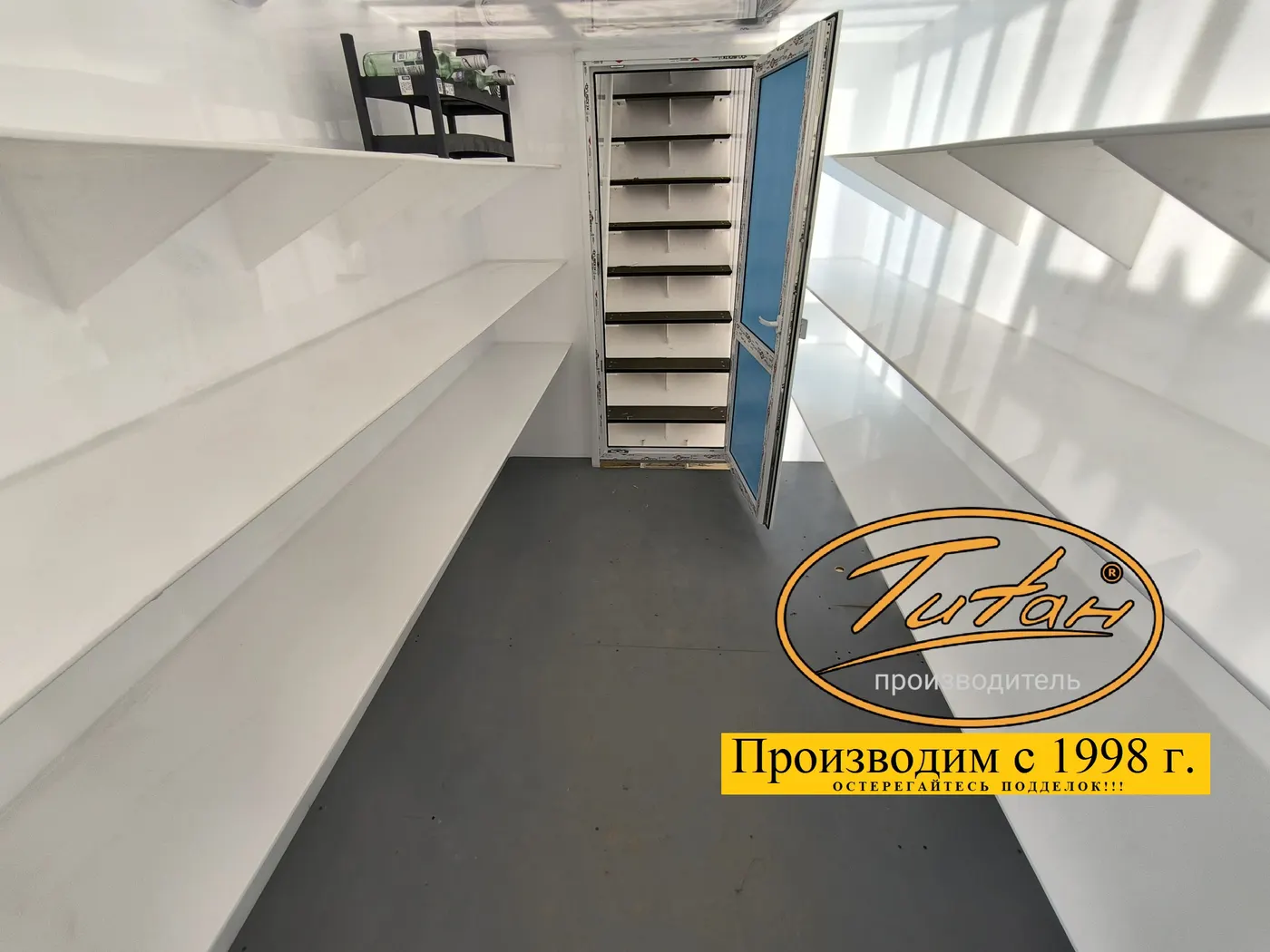 Погреб Титан Фермер изнутри: ровные полки без бортиков, ступени из ДПК и пластиковая дверь