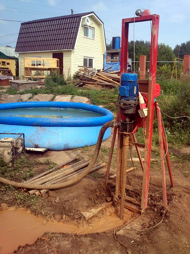 Малогабаритная установка заезжает даже на обжитый участок с домом и газоном
