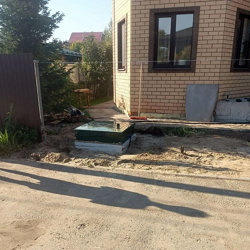 Топас у кирпичного дома: компактно, рядом с дорожкой