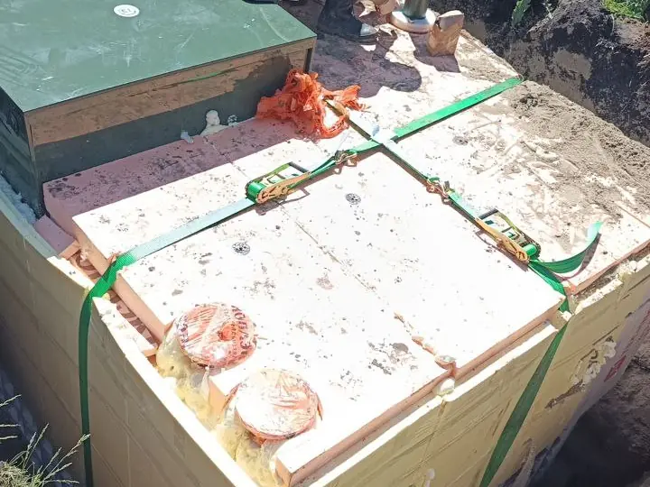 Погреб Топас закрепляют стропами к бетонной плите