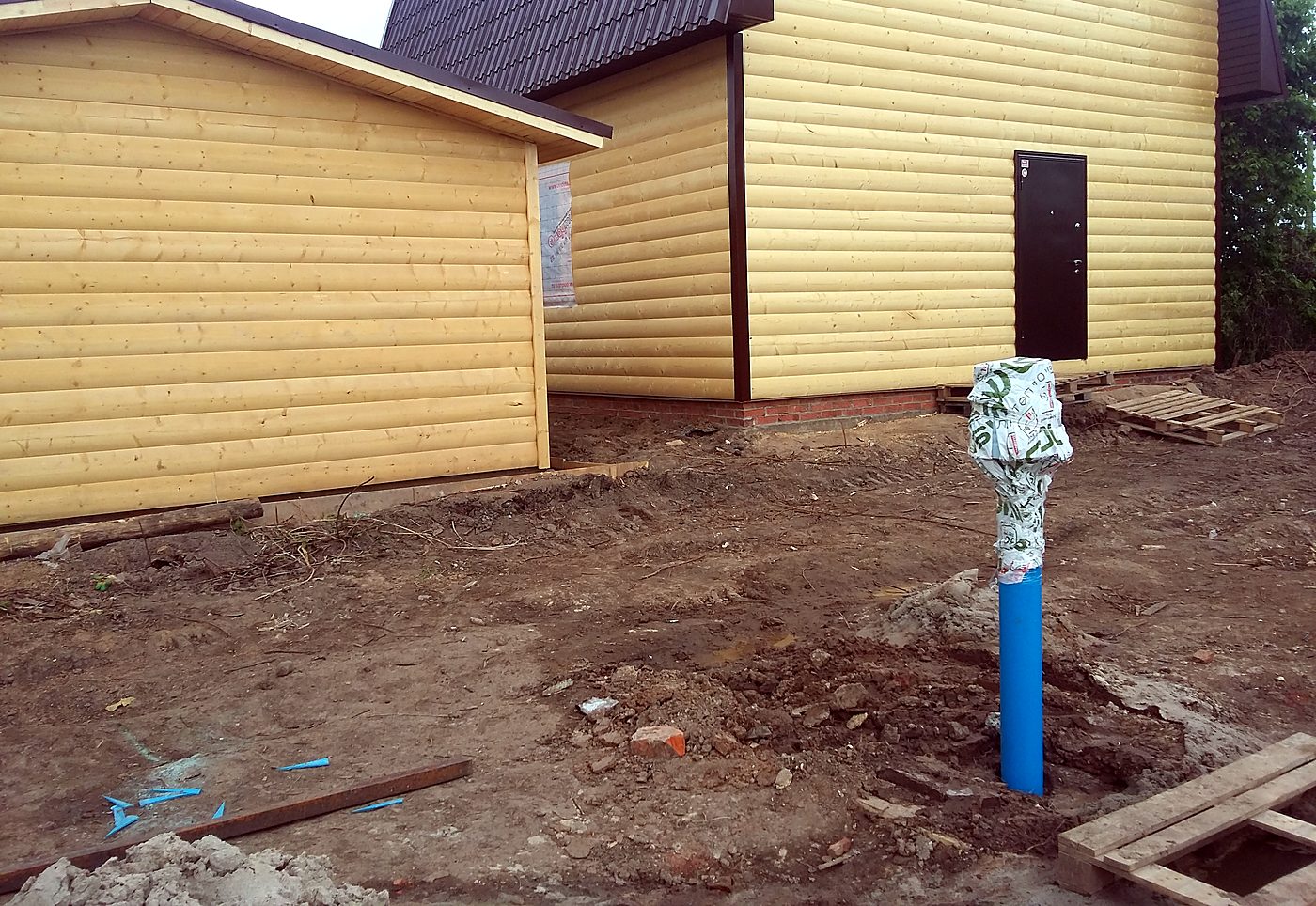 Готовая скважина у нового дома — дальше кессон и ввод воды